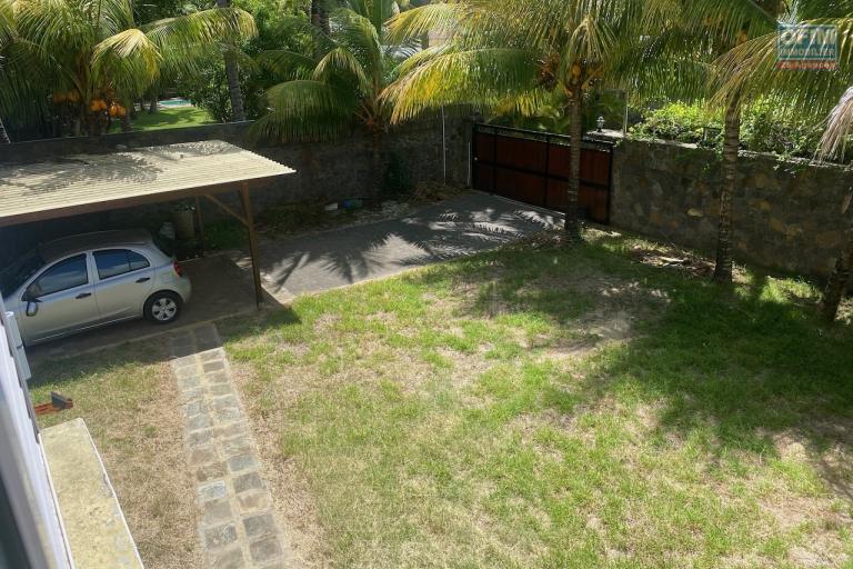 A vendre une villa accessible AUX ETRANGERS ET AUX MAURICIENS idéalement situé à Bain Bœuf à 200 mètres de la plage. La villa vous offre un permis de résidence permanent.