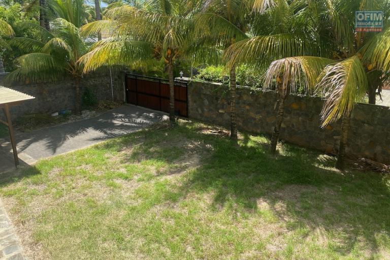 A vendre une villa accessible AUX ETRANGERS ET AUX MAURICIENS idéalement situé à Bain Bœuf à 200 mètres de la plage. La villa vous offre un permis de résidence permanent.