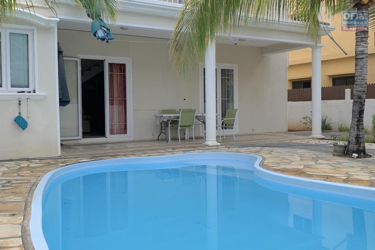 Flic en Flac à louer agréable villas 3 chambres ensuite climatisées avec piscine située dans un quartier résidentiel et calme.