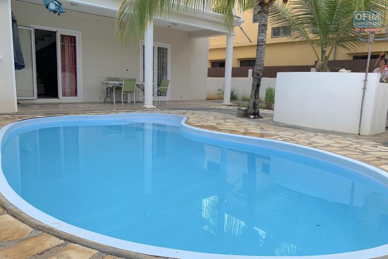 Flic en Flac à louer agréable villas 3 chambres ensuite climatisées avec piscine située dans un quartier résidentiel et calme.