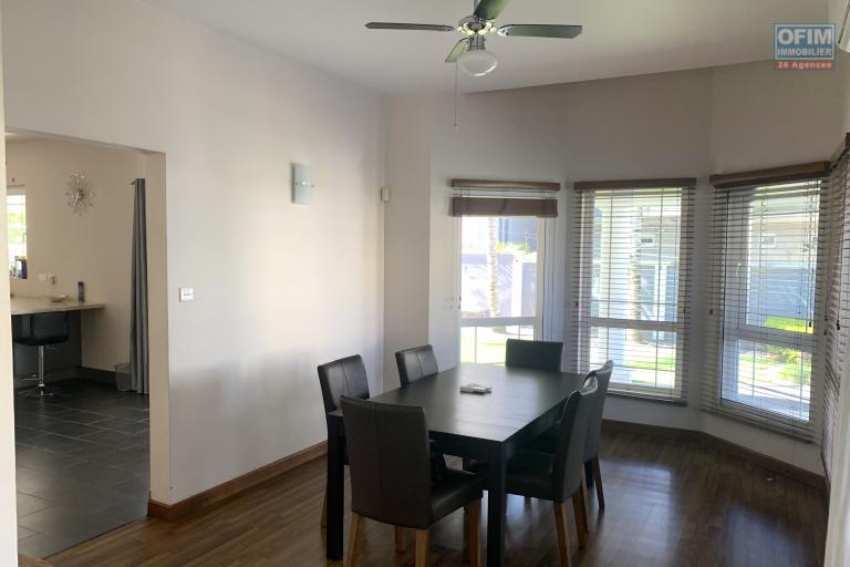 Flic En Flac à vendre belle et grande villa 4 chambres, un bureau et un garage situé dans un quartier résidentiel et calme.