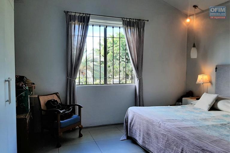 Tamarin à louer agréable appartement de 2 chambres avec vue mer, situé dans un quartier résidentiel.