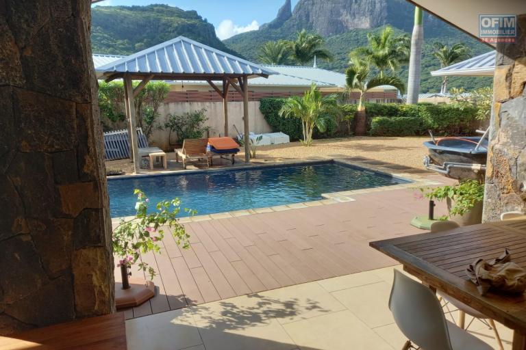 Cascavelle à vendre villa 4 chambres accessibles aux étrangers avec piscine, tennis, salle de sport et terrain de boules de pétanque, située dans une résidence sécurisée.