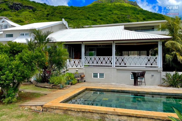 Tamarin à vendre agréable et belle villa cinq chambres avec piscine au calme possédant une vue exceptionnelle située dans un quartier résidentiel.