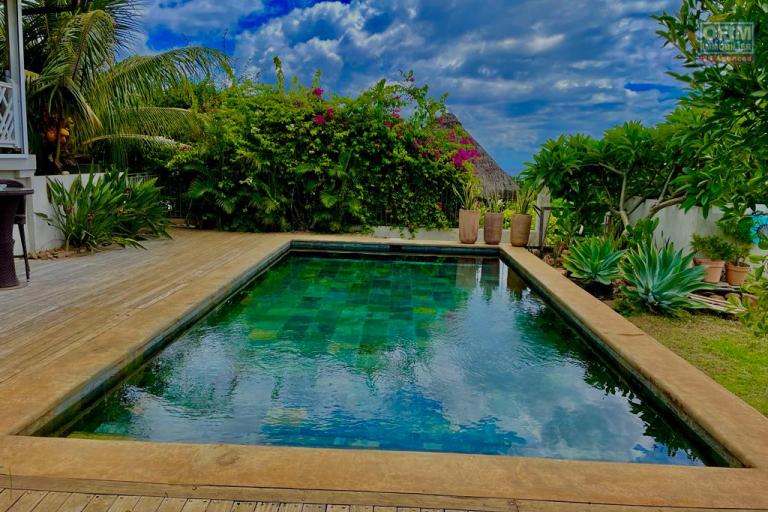 Tamarin à vendre agréable et belle villa cinq chambres avec piscine au calme possédant une vue exceptionnelle située dans un quartier résidentiel.