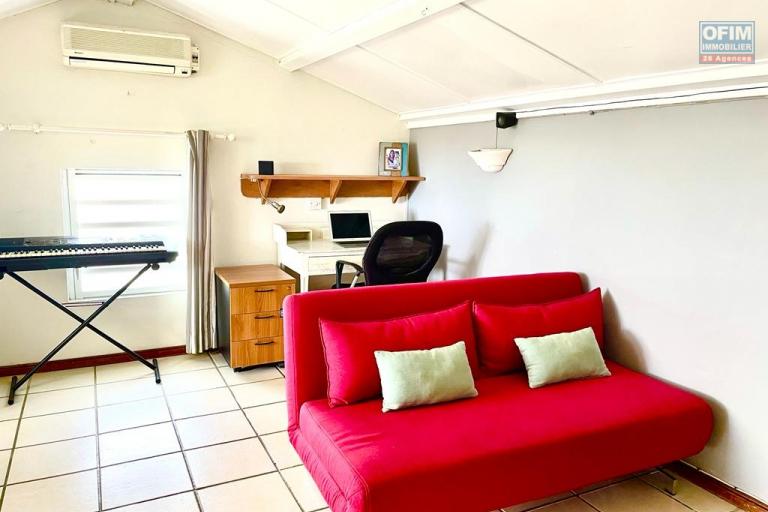 Tamarin à vendre agréable et belle villa cinq chambres avec piscine au calme possédant une vue exceptionnelle située dans un quartier résidentiel.