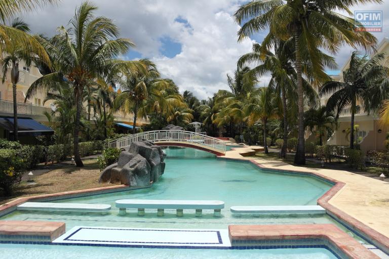 Flic en Flac à vendre appartement 2 chambres situé au 1er étage  d’une résidence sécurisée avec piscine et à 2 minutes de la plage et des commerces.