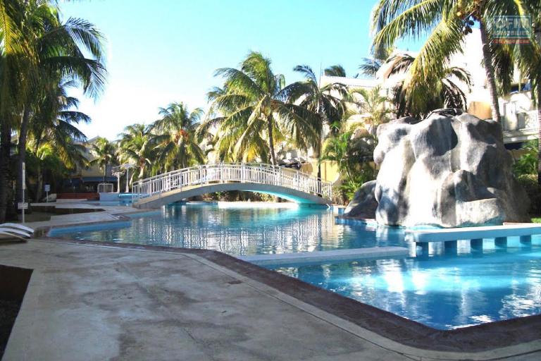 Flic en Flac à vendre appartement 2 chambres situé au 1er étage  d’une résidence sécurisée avec piscine et à 2 minutes de la plage et des commerces.