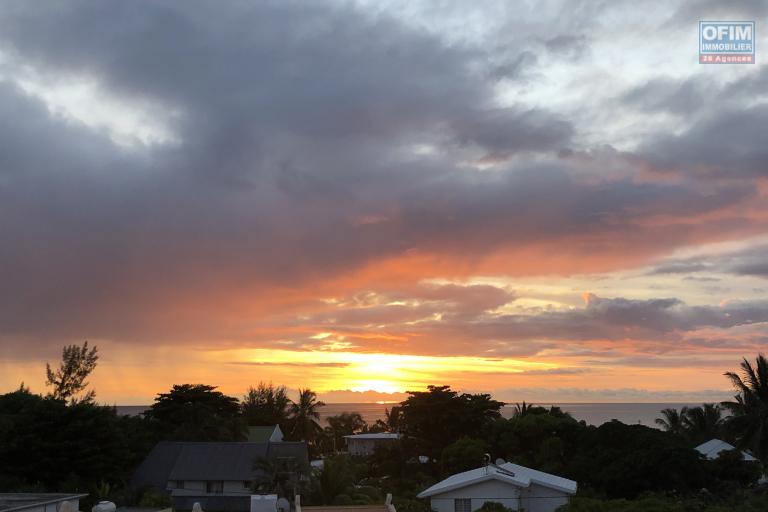 Rivière Noire à vendre accessible aux étrangers et Mauriciens magnifique Penthouse 3 chambres possédant une vue imprenable à deux pas de la plage situé dans une résidence sécurisée avec ascenseur privatif au calme.