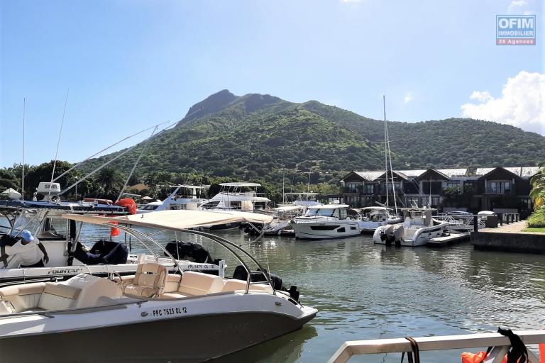 Rivière-Noire à vendre confortable villa RES de 5 chambres à coucher, pied dans l’eau, située dans l’unique marina résidentielle de l’ile.