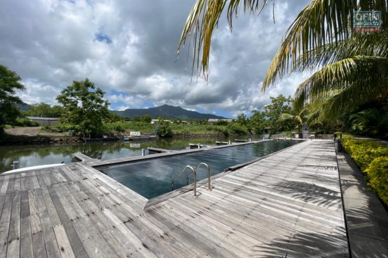 Rivière-Noire à vendre agréable appartement IRS de 3 chambres à coucher, pied dans l’eau, situé dans l’unique marina résidentielle de l’ile.