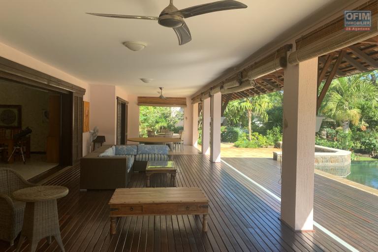 Tamarina à vendre luxueuse villa IRS 5 chambres avec piscine sur un golf à 2 pas de la plage