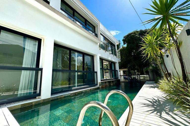 A vendre villa contemporaine des 3 chambres à coucher avec piscine et proche de la plage publique à Trou aux Biches.