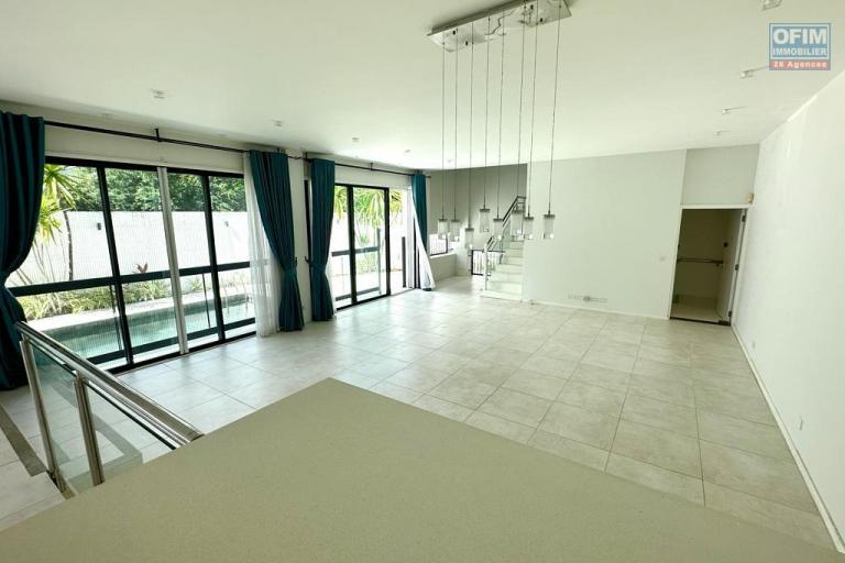 A vendre villa contemporaine des 3 chambres à coucher avec piscine et proche de la plage publique à Trou aux Biches.