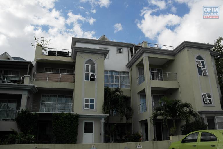 Rivière Noire à louer appartement 3 chambres duplex situé au dernier étage d’une résidence sécurisée avec piscine et vue océan.