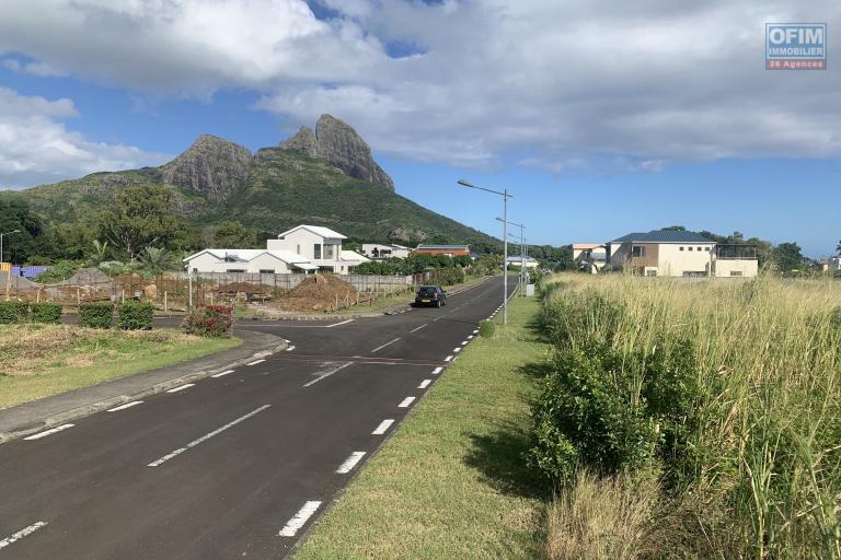 Quatre bornes à vendre terrain de 1095M2 ou 288 toises situé dans un morcellement sécurisé au calme facile d’accès.