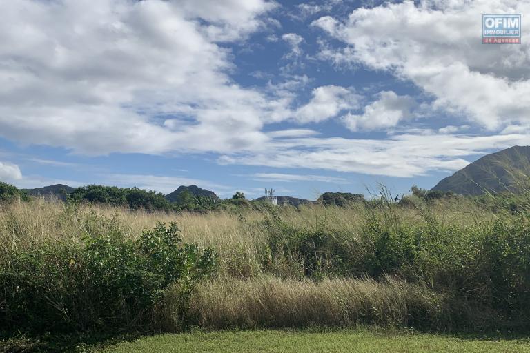 Quatre bornes à vendre terrain de 1095M2 ou 288 toises situé dans un morcellement sécurisé au calme facile d’accès.