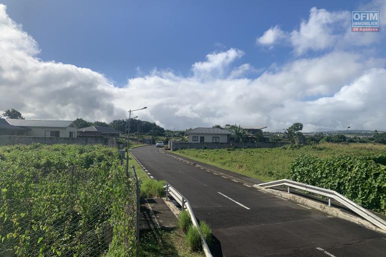 Quatre bornes à vendre terrain de 1095M2 ou 288 toises situé dans un morcellement sécurisé au calme facile d’accès.