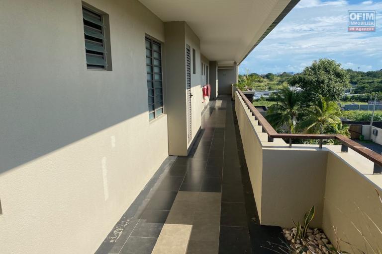 En revente un appartement accessible aux étrangers et aux mauriciens, situé à Grand Baie à 2mn d’un centre commercial et de la plage.