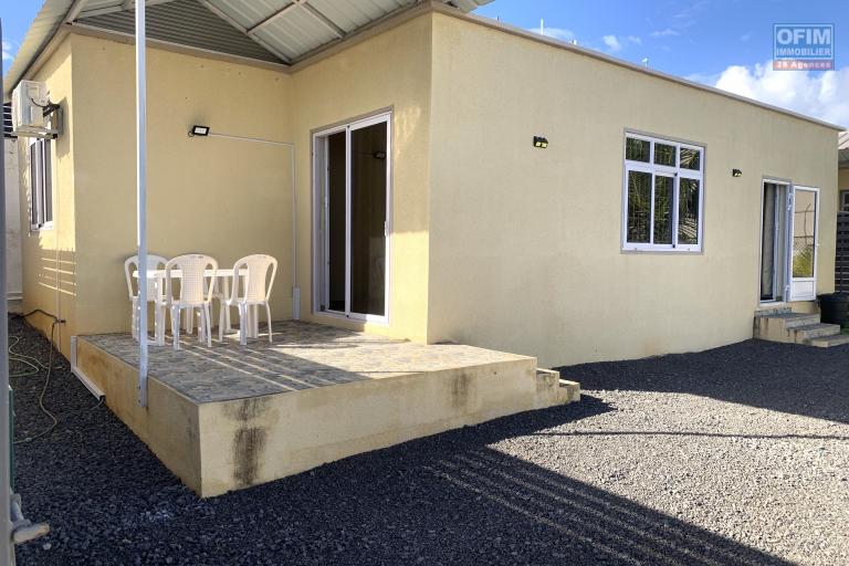 Flic En Flac à vendre récente villa deux chambres située dans un morcellement résidentiel, facile d’accès et non loin de commodités.