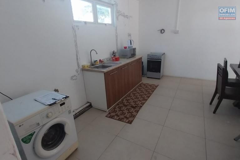 A vendre un appartement de type F3/4 avec une piscine commune dans une résidence bien entretenue à Pereybère.