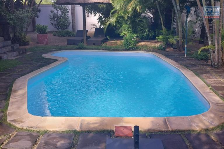 A vendre grande et comfortable demeure de 350 m2 avec piscine privée et belle cour arborée à Trou aux Biches.