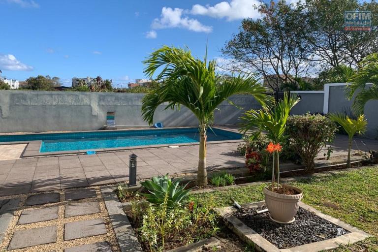 A louer un appartement de 3 chambres à coucher au premier étage d'une maison avec piscine commune à Grand Baie.