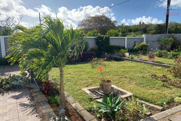 A louer un appartement de 3 chambres à coucher au premier étage d'une maison avec piscine commune à Grand Baie.