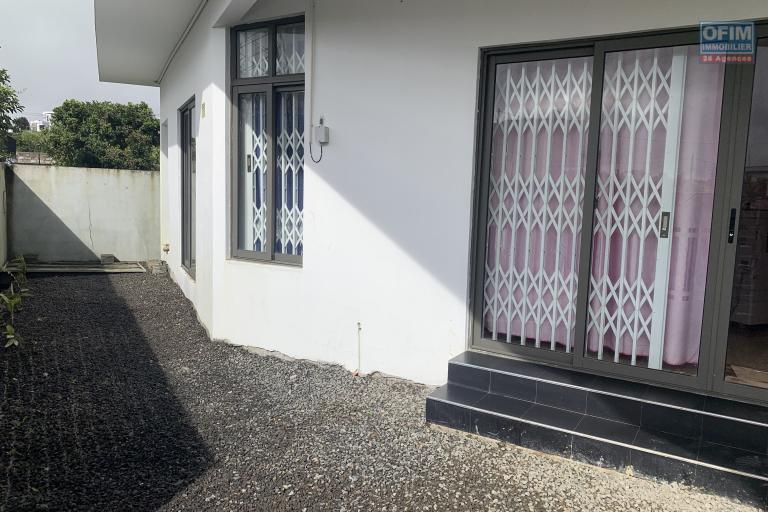 Curepipe à vendre récente villa 3 chambres située dans un morcellement calme et facile d’accès.