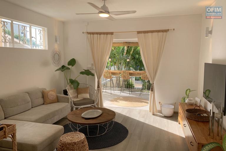 Tamarin à vendre ravissante villa duplex 2 chambres et 1 bureau décorée avec goût, située dans un quartier résidentiel et calme.