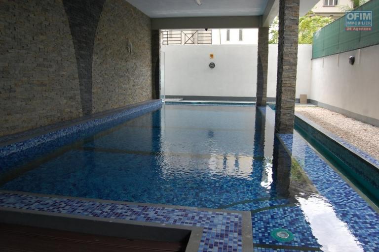 Flic En Flac à vendre appartement trois chambres situé dans une résidence sécurisée avec piscine, salle de sport et ascenseur au calme.