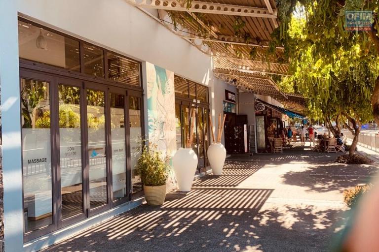 A vendre des spacieux appartements de luxe d'une chambres à coucher avec piscine commune à 5 minutes de la plage de Trou aux Biches.