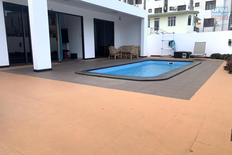  Flic en Flac à vendre récente et agréable villa 3 chambres climatisées avec piscine située dans un quartier calme.