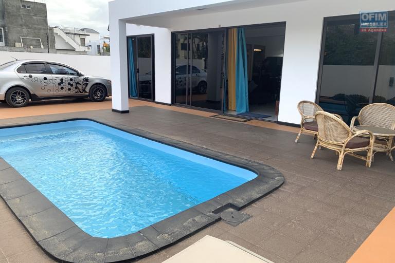  Flic en Flac à louer récent et agréable villa 3 chambres climatisées avec piscine située dans un quartier calme.