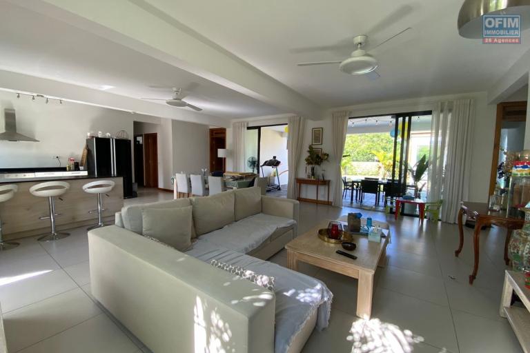 En revente une très belle villa accessible à l’achat aux étrangers et aux mauriciens à Cap Malheureux offrant un permis de résidence permanent à toute la famille.
