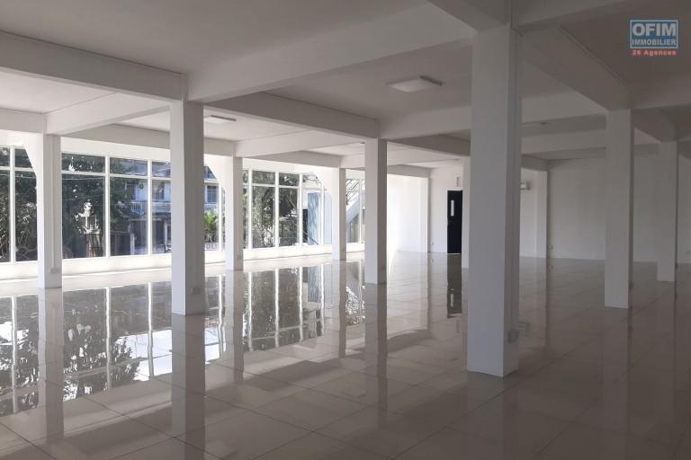 Beau Bassin for rent, plateau of 288m&sup2;, very well located and ideal for a call center, a showroom or offices.