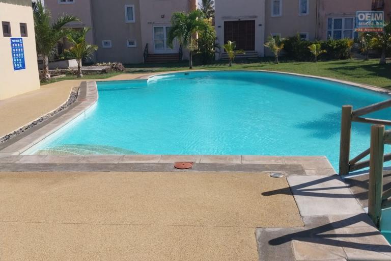 A vendre un duplex de 2 chambres à coucher dans une résidence sécurisée avec piscine commune et cour arboré à Grand Gaube.