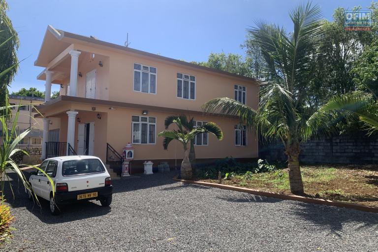 Floréal à louer grande et agréable villa 4 chambres avec garage située dans une impasse au calme et facile d’accès.