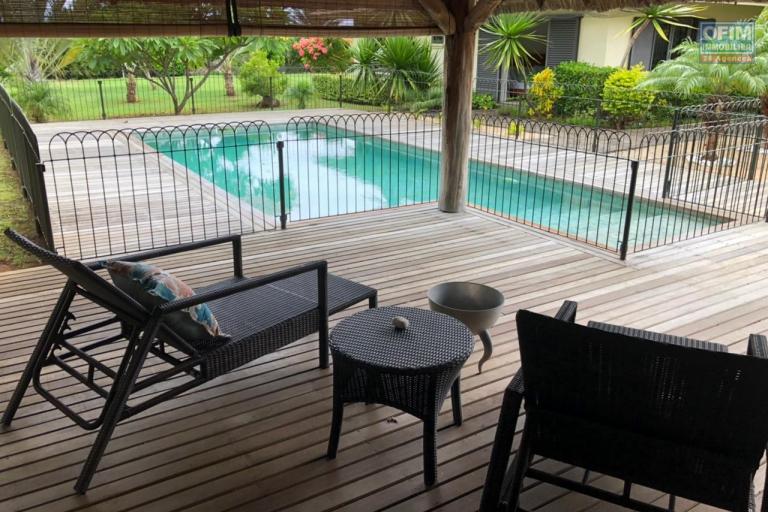 Tamarin à louer belle villa familiale idéalement situé 4 chambres avec piscine, double garage et un immense terrain de 4000m2.