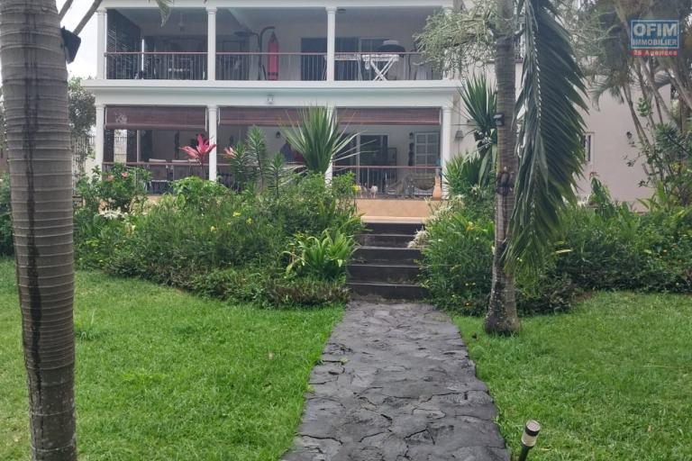  A vendre grande villa style colonial de 4 chambres à cocher avec piscine et beau jardin arboré à Balaclava.