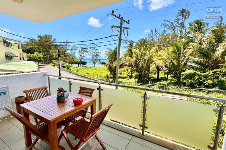   A vendre bel appartement de quatre chambres à coucher au premier étage à Pointe Aux Piments avec une vue sur la mer.