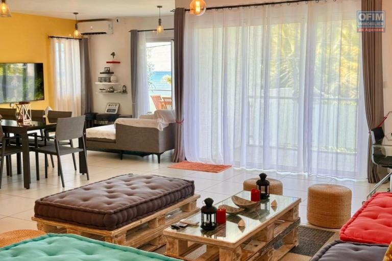   A vendre bel appartement de quatre chambres à coucher au premier étage à Pointe Aux Piments avec une vue sur la mer.