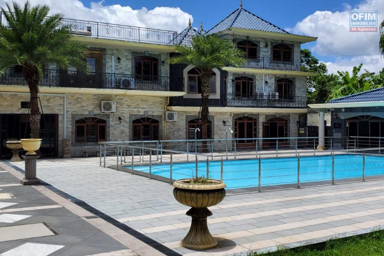 Curepipe à louer grande demeure offrant un jardin arboré et clos avec piscine chauffée, garage et salles de jeux au calme.