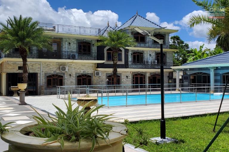 Curepipe à louer grande demeure offrant un jardin arboré et clos avec piscine chauffée, garage et salles de jeux au calme.