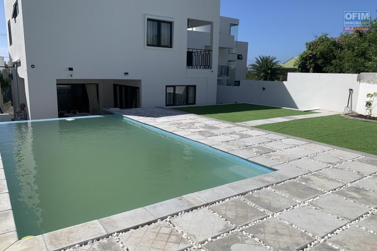 Tamarin à vendre villa neuve et contemporaine 4 chambres avec piscine et vue imprenable.