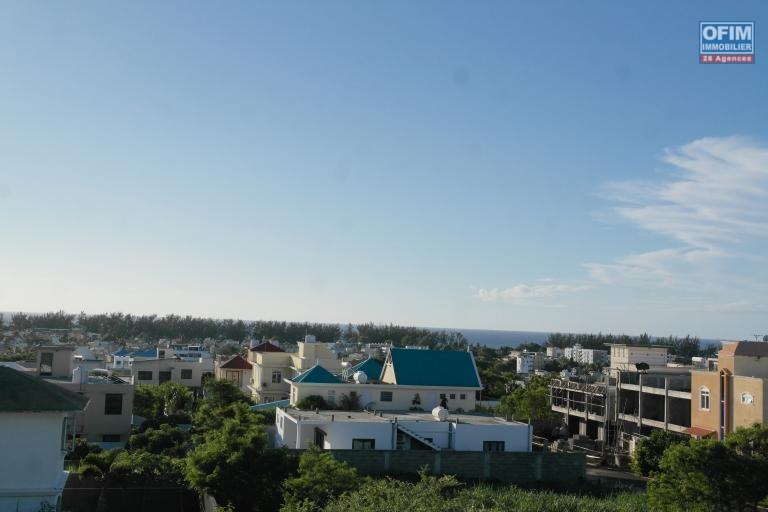 Flic en Flac à louer belle villa neuve duplex 3 chambres avec piscine entièrement meublé et décoré avec goût au calme à 5 minutes de la plage et des commerces.