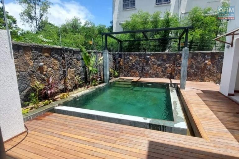 A vendre villa contemporaine de 3 chambres à coucher avec piscine dans un quartier résidentiel calme à Balaclava.