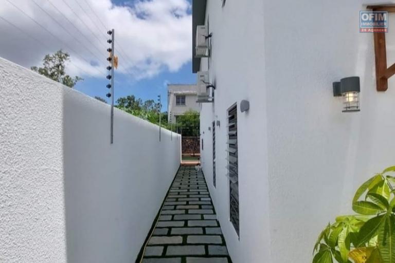 A vendre villa contemporaine de 3 chambres à coucher avec piscine dans un quartier résidentiel calme à Balaclava.