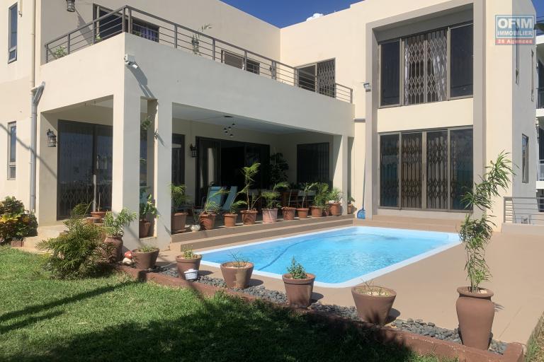 Albion à vendre grande et récente villa 4 chambres avec piscine et garage au calme.