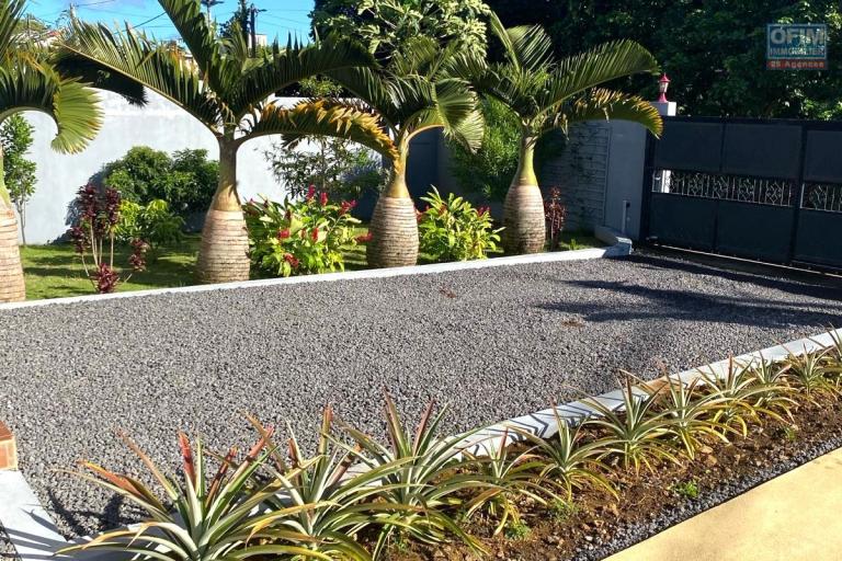 Vacoas Ile Maurice &agrave; vendre maison de 6 chambres avec piscine, pouvant &ecirc;tre convertie en 2 appartements ind&eacute;pendants.